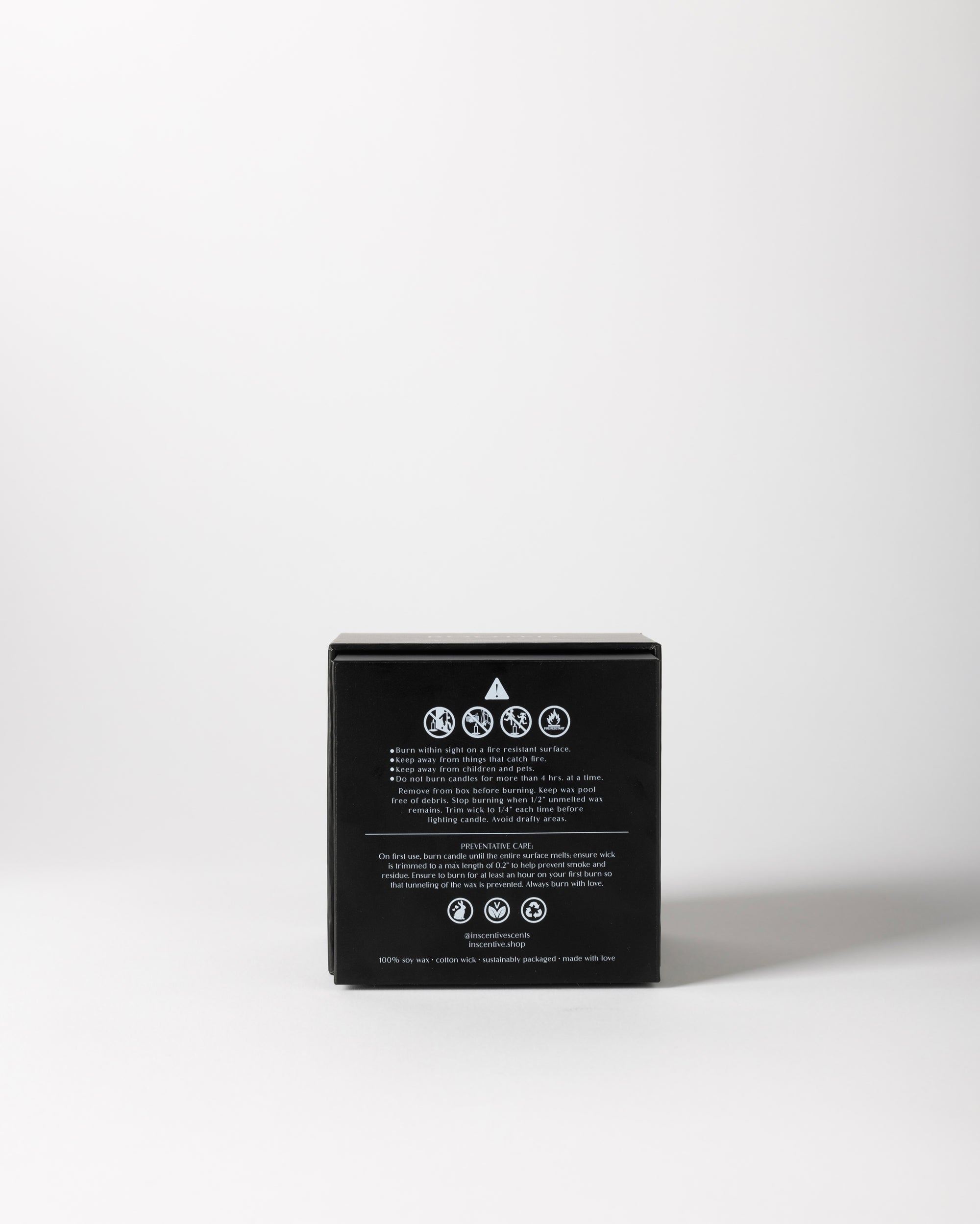 This is the perfect affordable luxury candle. It is the ideal luxury gift for men or women; having a unisex scent that will fill up a room with an aroma of a tobacco vanilla fragrance. This scented candle is made with 100% soy wax and aesthetically packaged, making it a great luxury gift or apart of a gift set.